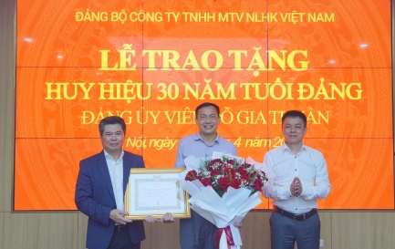ĐẢNG ỦY SKYPEC TRANG TRỌNG TỔ CHỨC LỄ TRAO HUY HIỆU 30 NĂM TUỔI ĐẢNG