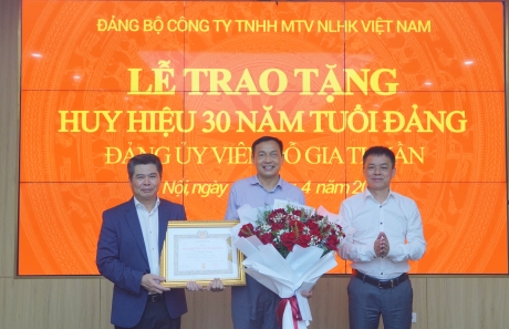 ĐẢNG ỦY SKYPEC TRANG TRỌNG TỔ CHỨC LỄ TRAO HUY HIỆU 30 NĂM TUỔI ĐẢNG